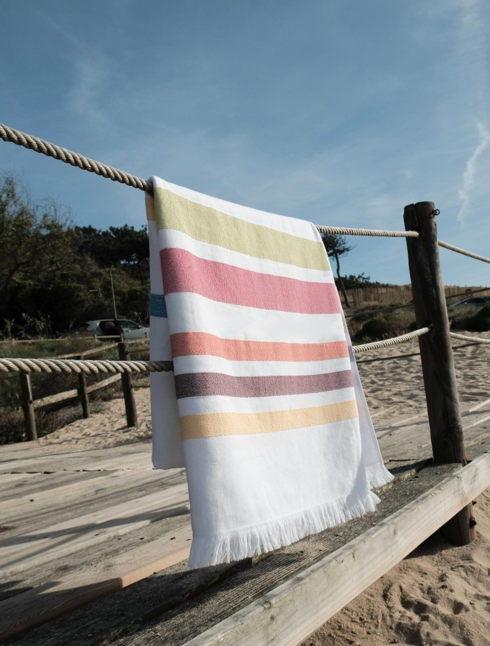MIa Zia - Linge de Plage Haut de Gamme – Serviette Fouta – Le Thème “Solo” fond Blanc