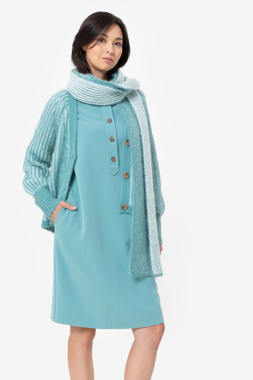 Robe courte turquoise à manches 3/4 et boutons