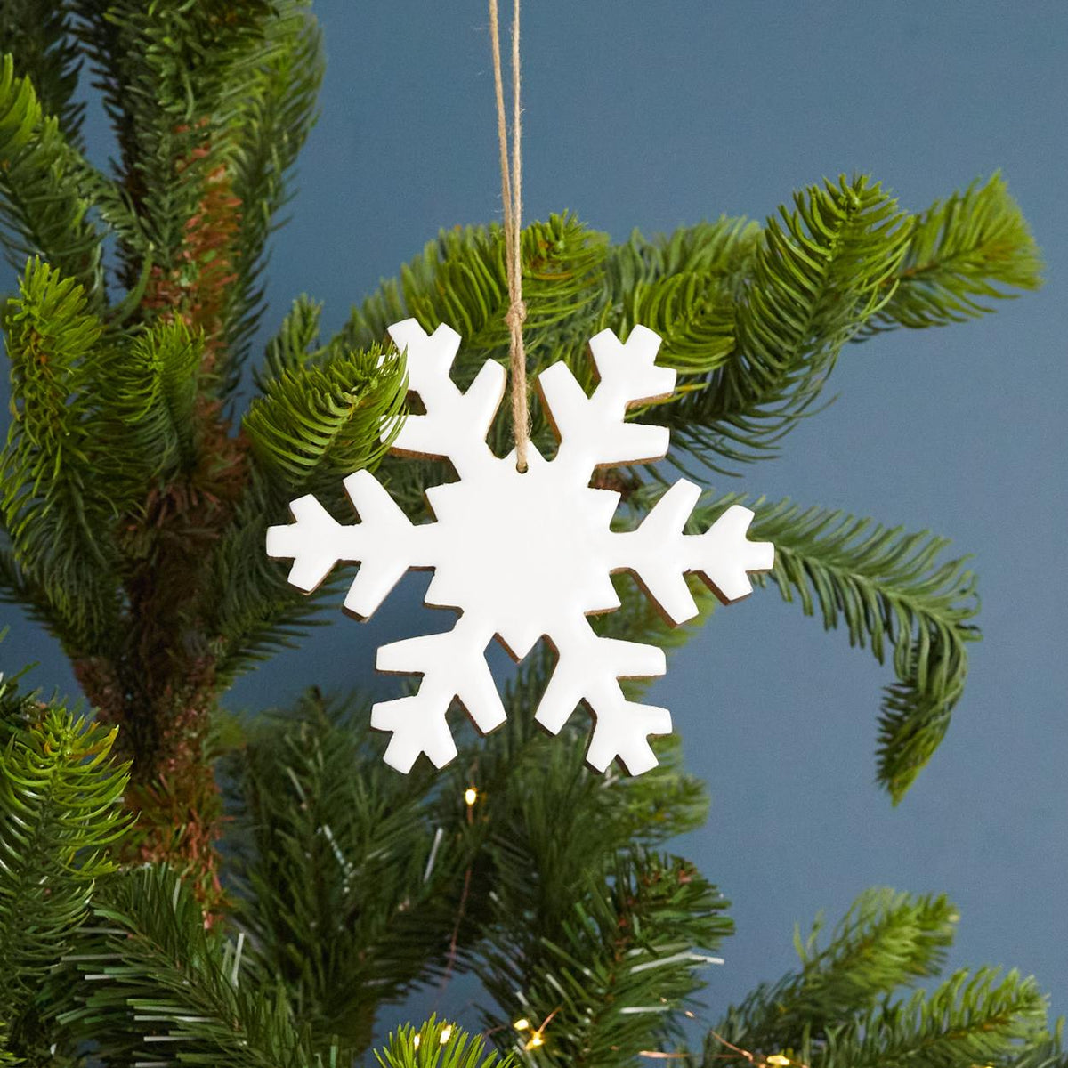 Ornement flocon de neige en bois de manguier et émail, grand