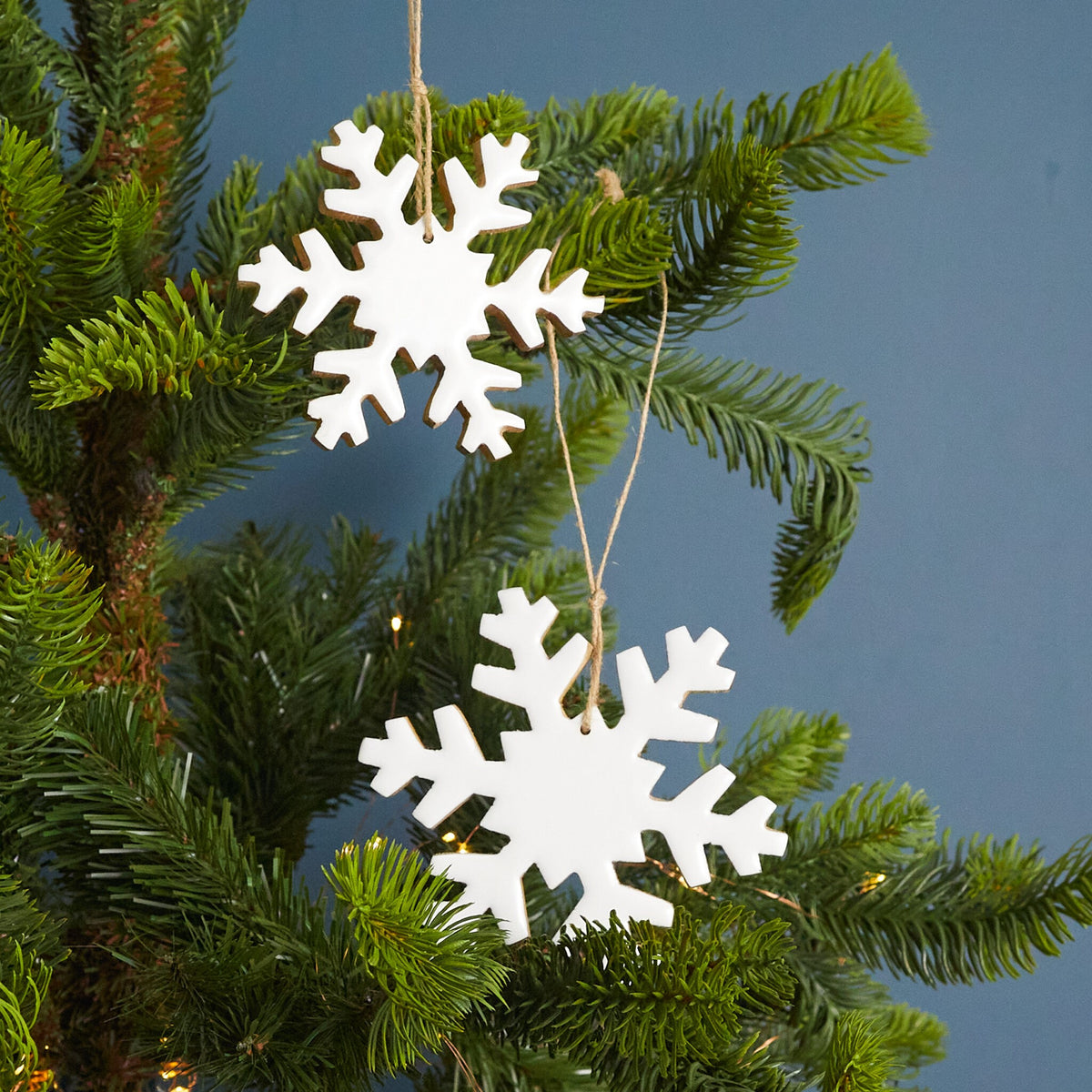 Ornement flocon de neige en bois de manguier et émail, petit