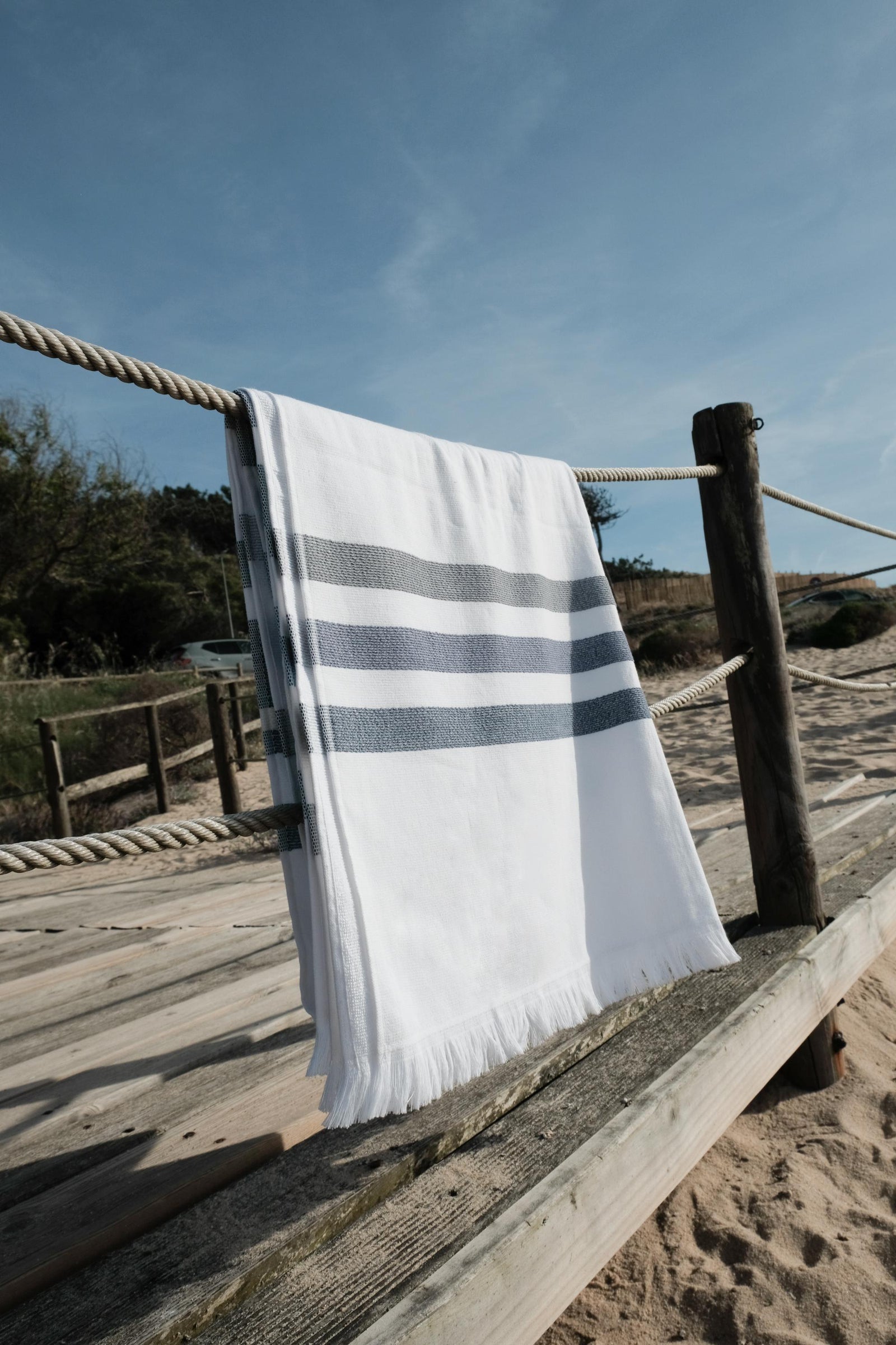 Mia Zia - Linge de Plage Haut de Gamme – Serviette Fouta – Le Thème “Blue” fond Blanc