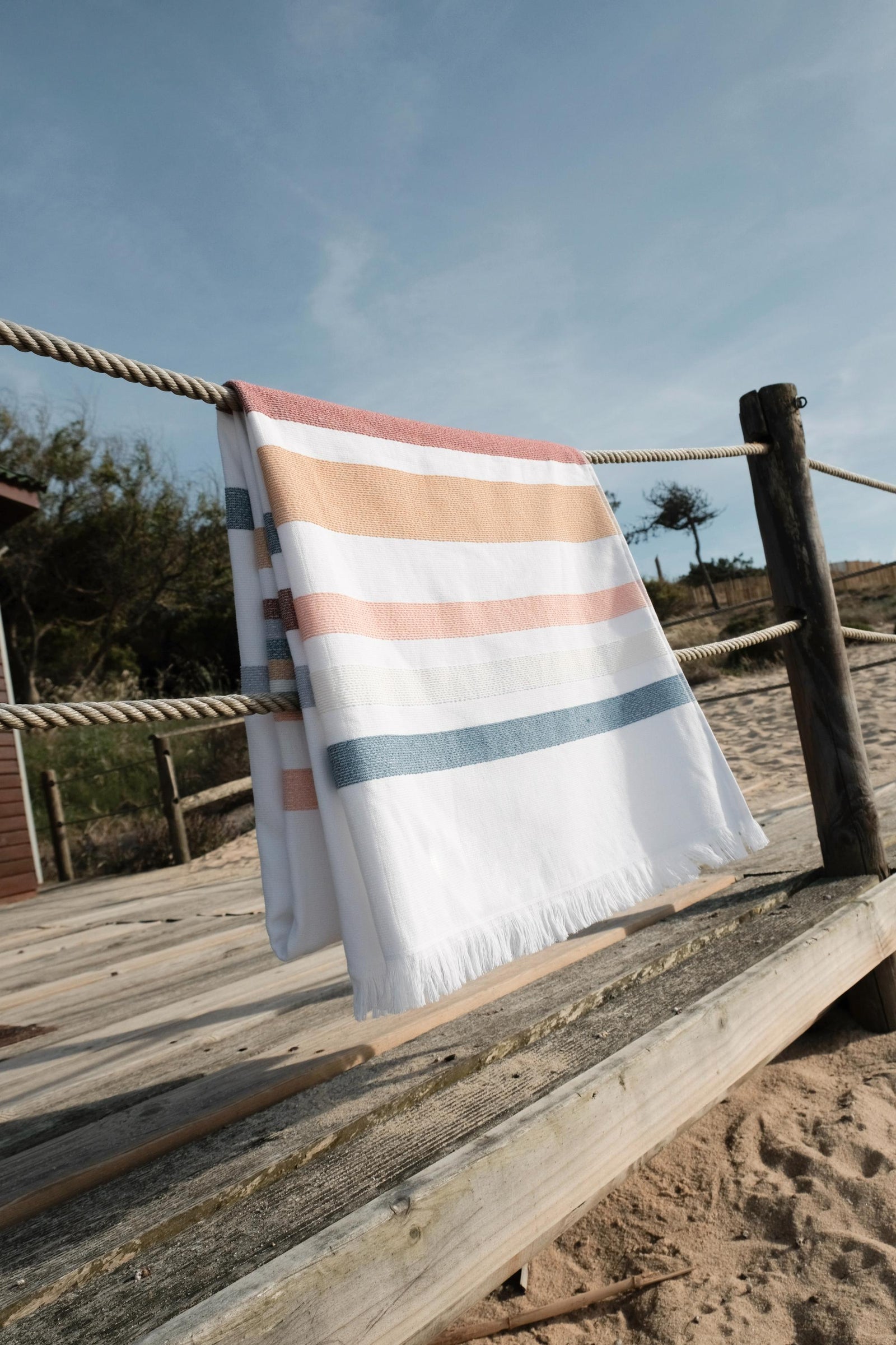 Mia Zia - Linge de Plage Haut de Gamme – Serviette Fouta – Le Thème “Tichka” fond Blanc
