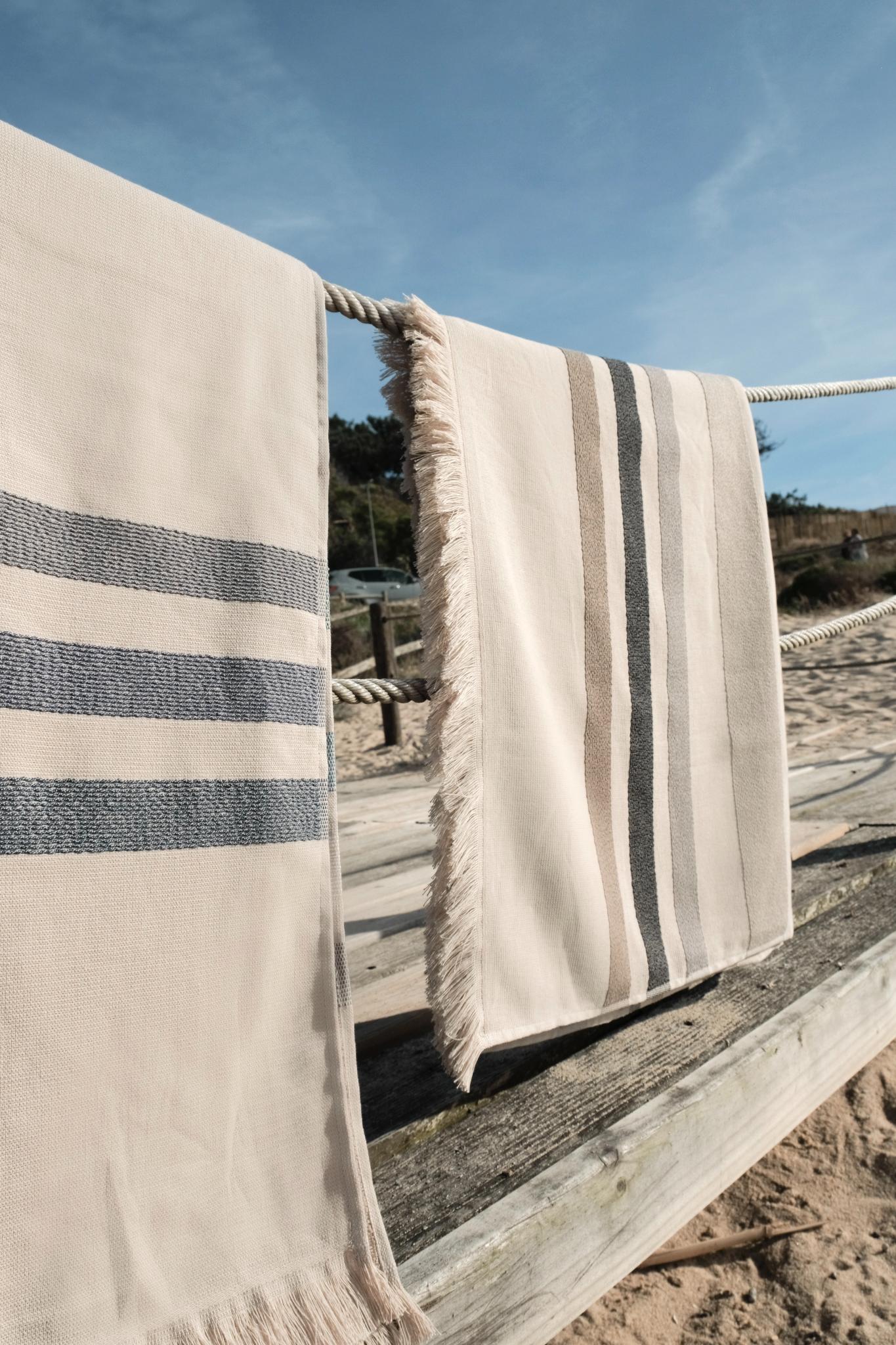 Mia Zia - Linge de Plage Haut de Gamme – Serviette Fouta – Le Thème “Tipy” fond Ficelle