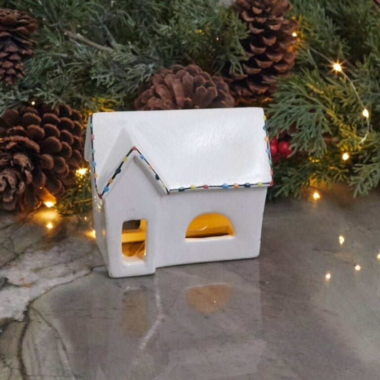 Maison de village en grès avec guirlande lumineuse, moyenne