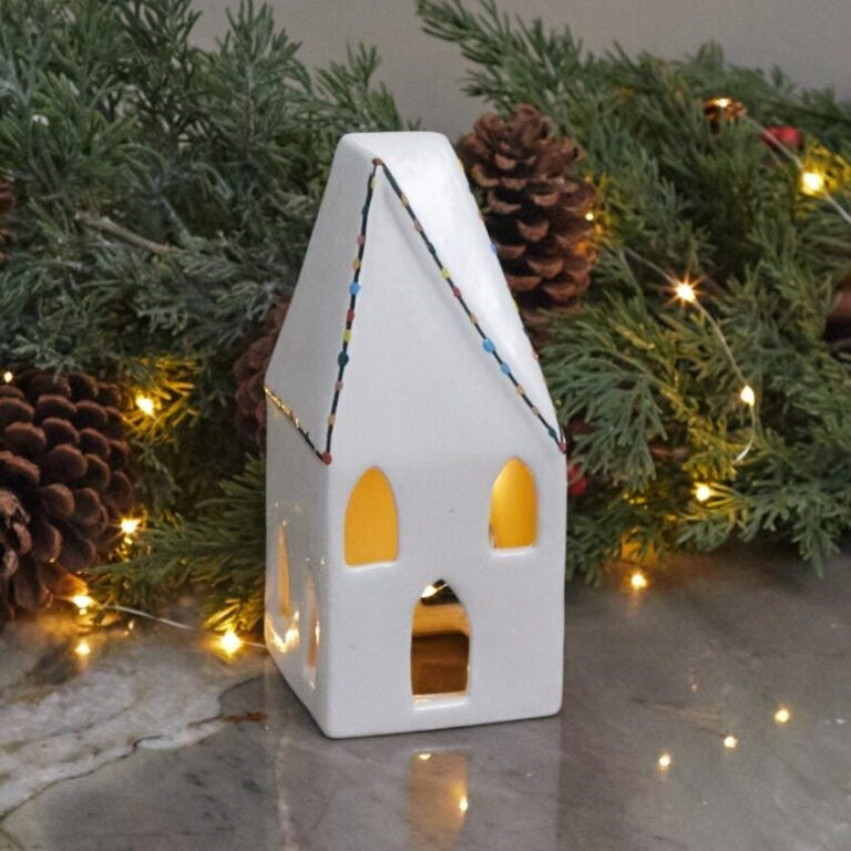 Maison de village en grès avec guirlande lumineuse, grande