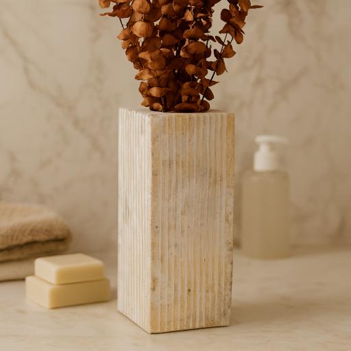 Vase strié en marbre Ataca
