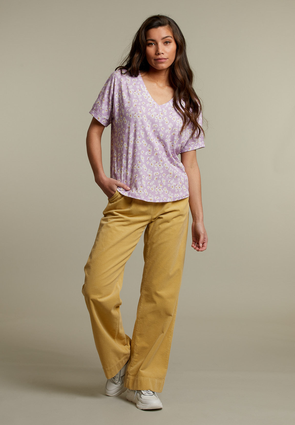 Lila V-Neck Floral Pattern T-Shirt - Purple - W